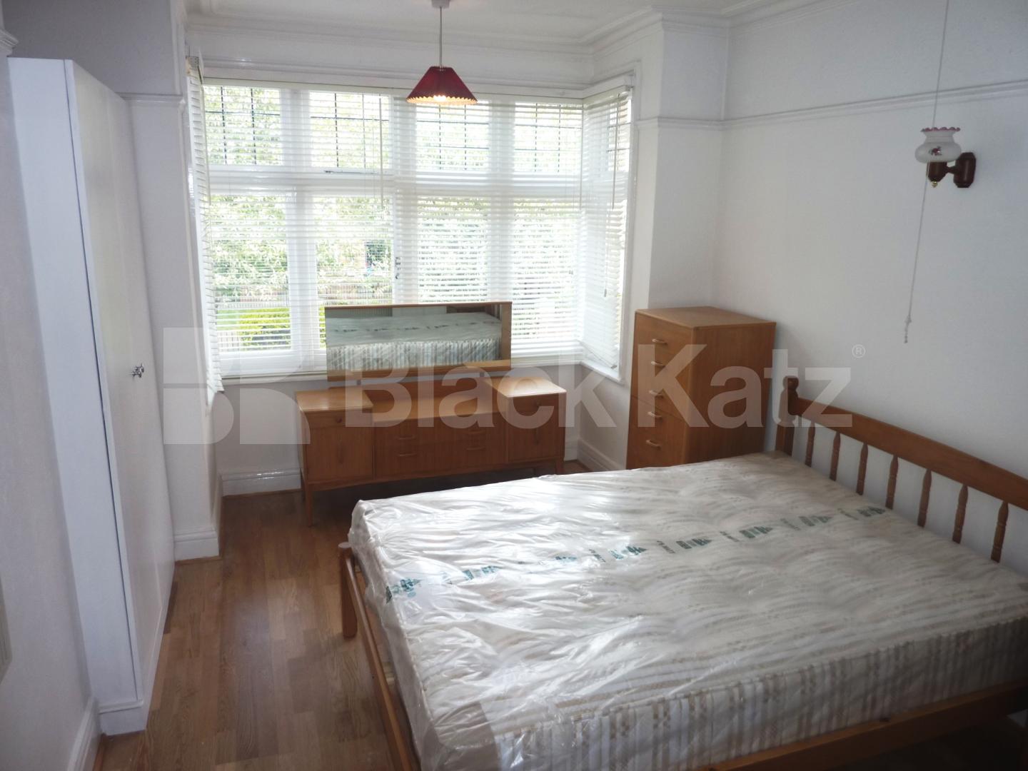 			NEW INSTRUCTION!, 4 Bedroom, 1 bath, 1 reception Flat			 Biddestone Road, HOLLOWAY